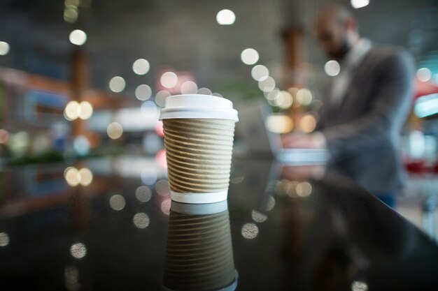 Primer plano, de, taza de café, en, mostrador