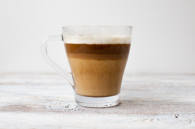 Primer plano de una taza de café en tres colores.