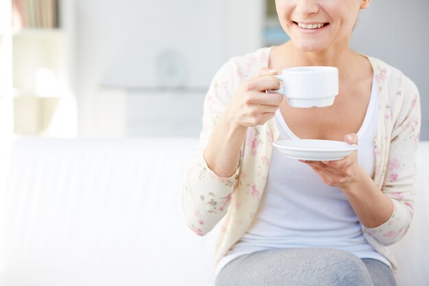 Primer plano de una taza y un platillo