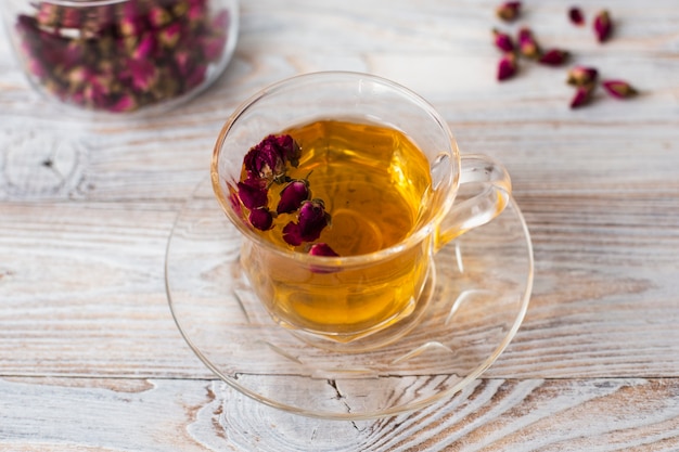 Primer plano de una taza de té transparente