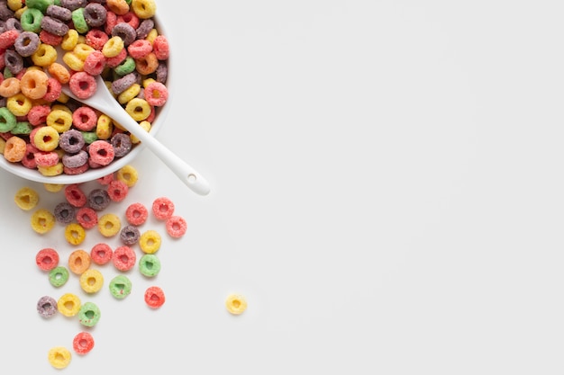 Primer plano de un tazón de cereal de color con cuchara