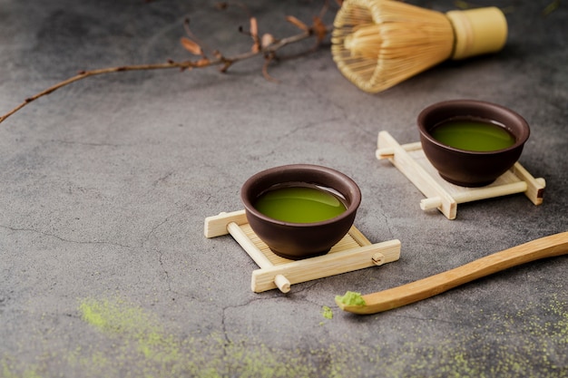 Primer plano de té matcha en tazas con espacio de copia