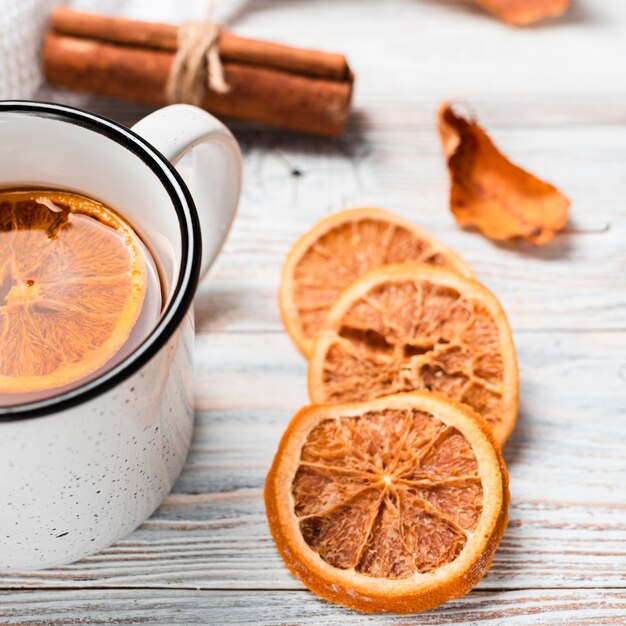 Primer plano de té con naranja