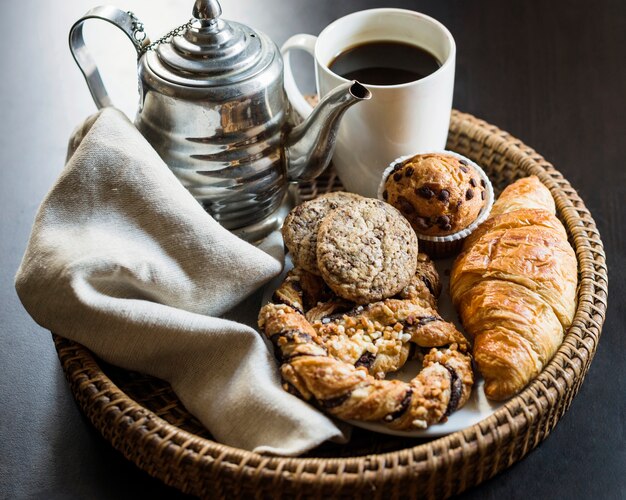 Primer plano de té negro con comida horneada