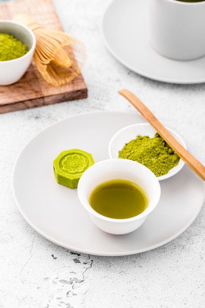 Foto gratuita primer plano de té en polvo matcha en un plato