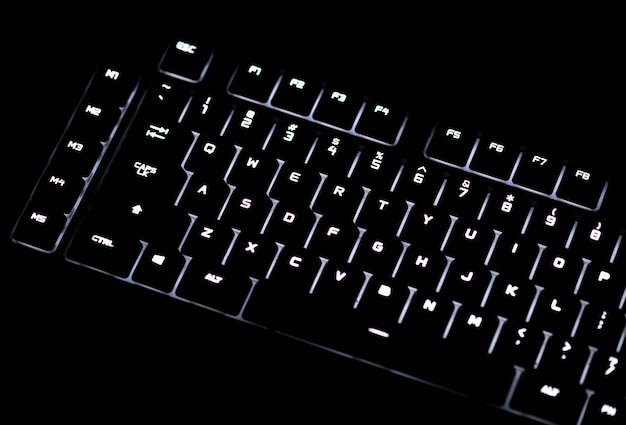 Primer plano de un teclado de computadora negro
