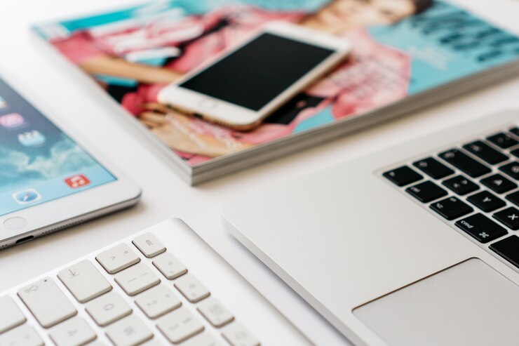 Foto gratuito primer plano de teclado junto a un portátil
