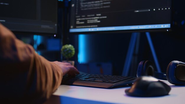 Un primer plano del teclado utilizado por el ingeniero de software que programa en casa