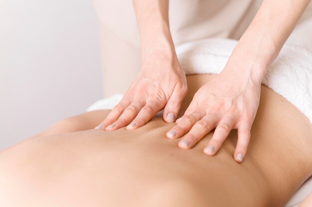 Primer plano de técnica de masaje de espalda