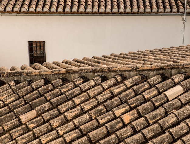Primer plano de las tejas del techo de casas y edificios en un casco antiguo