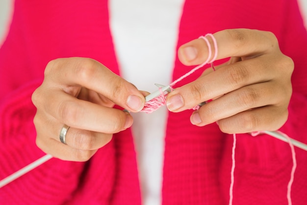 Primer plano de tejer a mano de una mujer