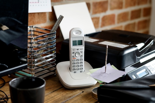 Primer plano de teléfono fijo en la mesa de madera