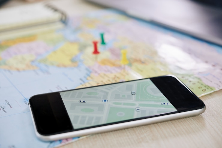 Foto gratuito primer plano de un teléfono inteligente con aplicación gps