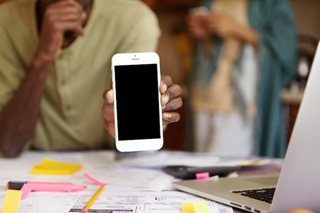 Primer plano de teléfono móvil blanco genérico