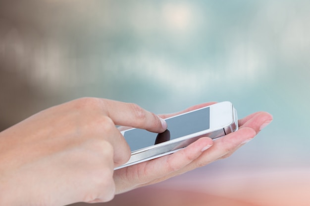 Foto gratuita primer plano de teléfono móvil sobre una mano