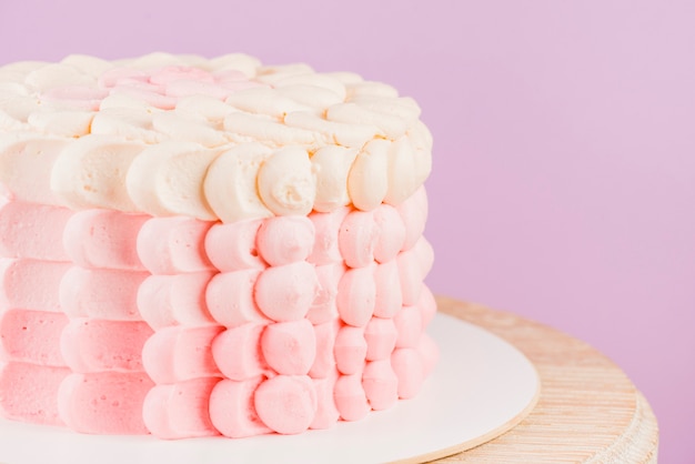 Foto gratuita primer plano de una tentadora torta dulce