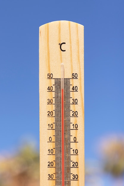 Primer plano del termómetro que muestra la temperatura alta