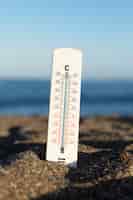 Foto gratuita primer plano del termómetro que muestra la temperatura alta