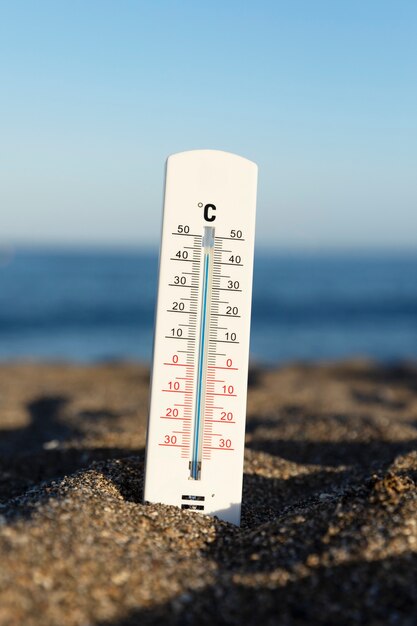 Primer plano del termómetro que muestra la temperatura alta