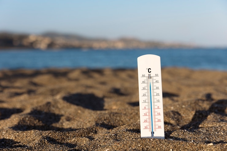 Foto gratuito primer plano del termómetro que muestra la temperatura alta