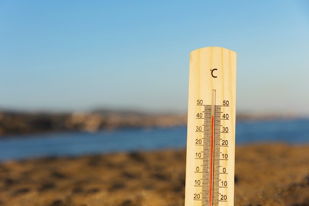 Foto gratuita primer plano del termómetro que muestra la temperatura alta