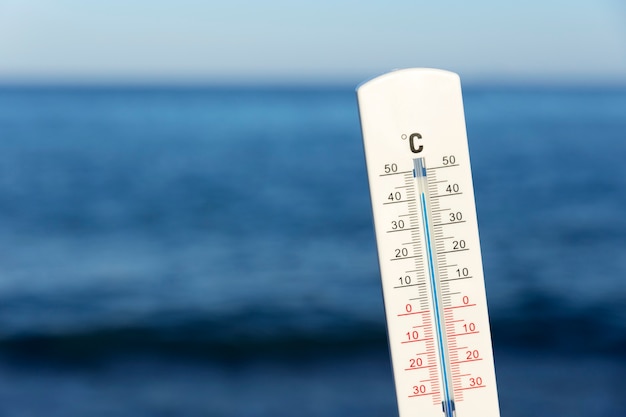 Primer plano del termómetro que muestra la temperatura alta