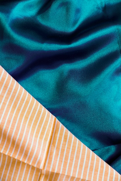 Foto gratuita primer plano de textil verde sedoso y material de tela de rayas naranja patrón