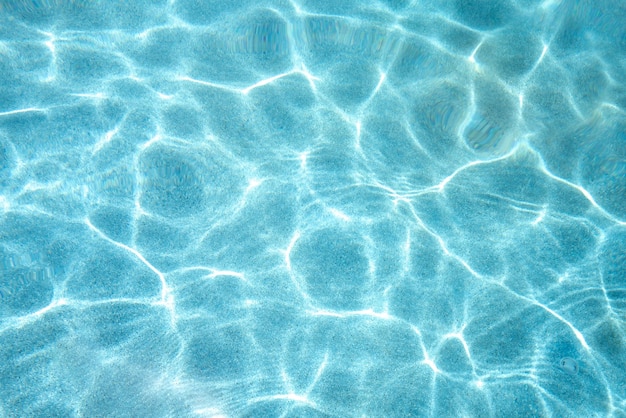 Primer plano de una textura de agua de piscina