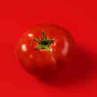 Foto gratuita primer plano de tomate orgánico listo para ser servido