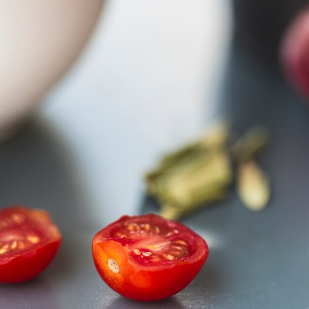 Primer plano de tomate rojo a la mitad fresca