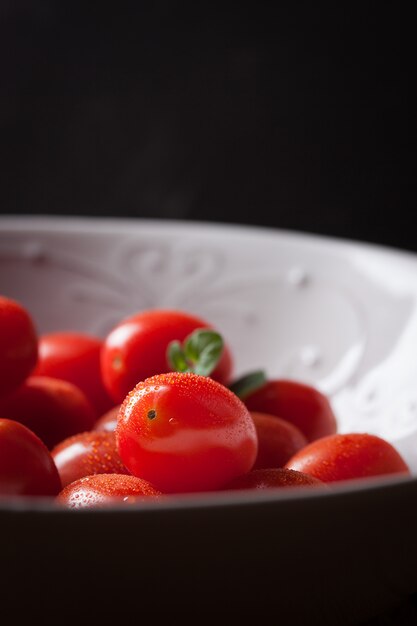 Primer plano de tomates cherry frescos