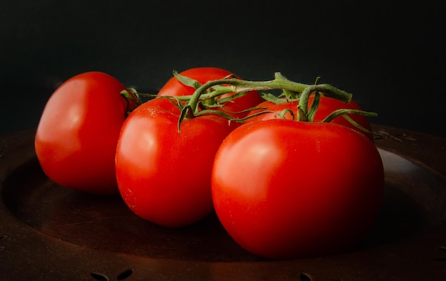 Primer plano de los tomates maduros en la vid