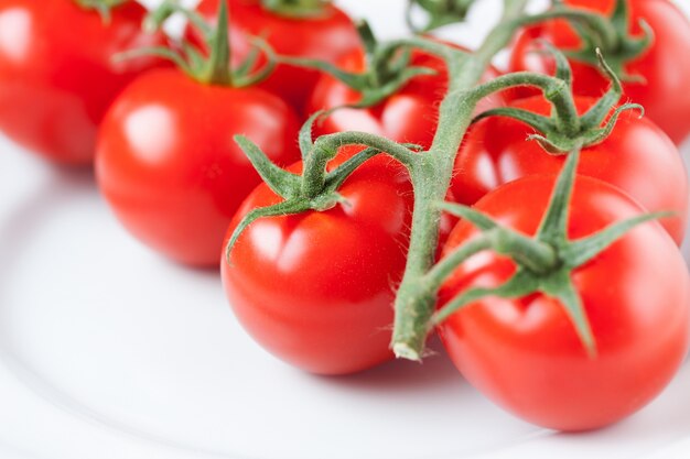 Primer plano de tomates maduros