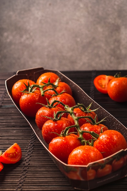 Primer plano de tomates rojos frescos en bandeja