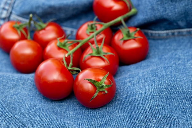 Primer plano de tomates rojos frescos en denim azul