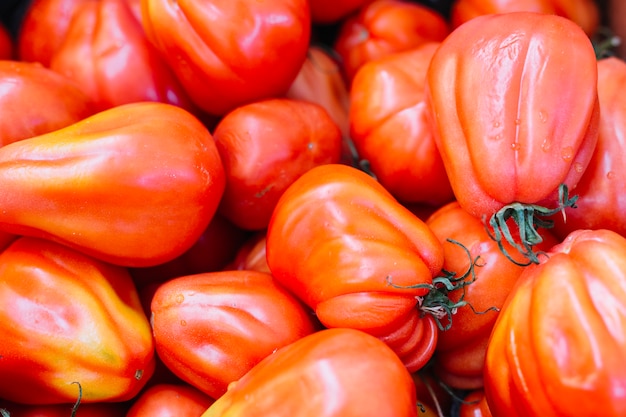 Foto gratuita primer plano de los tomates rojos de la herencia