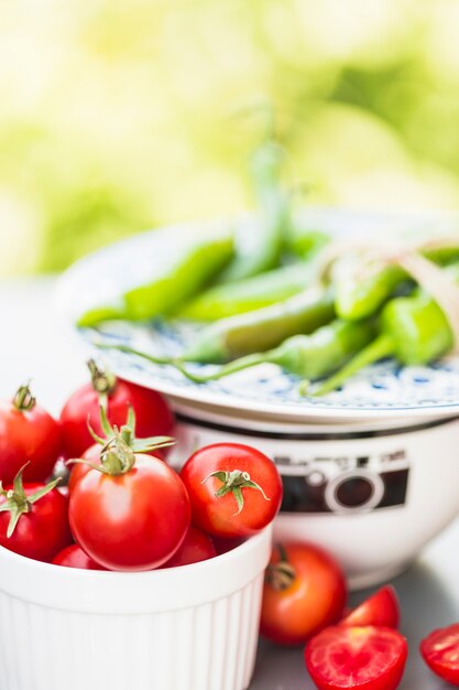 Primer plano de tomates rojos jugosos en contenedor