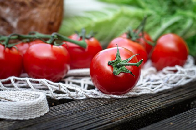 Primer plano de tomates en una superficie de madera