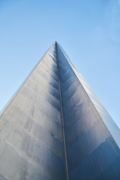 Primer plano de torre de metal