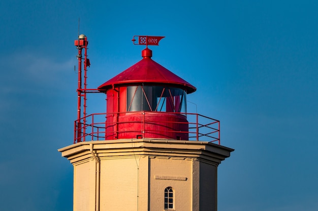 Foto gratuita primer plano de una torre roja y blanca detrás de un cielo azul