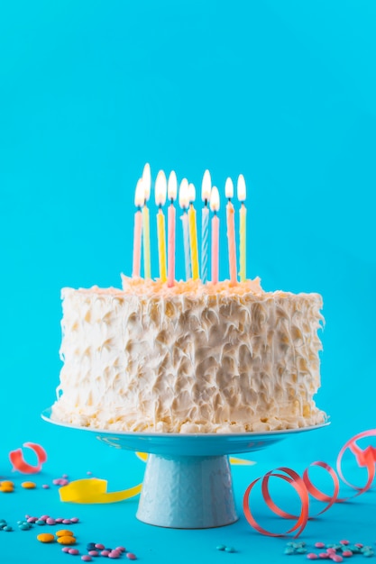 Primer plano de la torta de cumpleaños con fondo azul decorativo