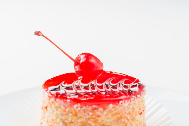 Primer plano de la torta de gelatina roja aislada sobre fondo blanco