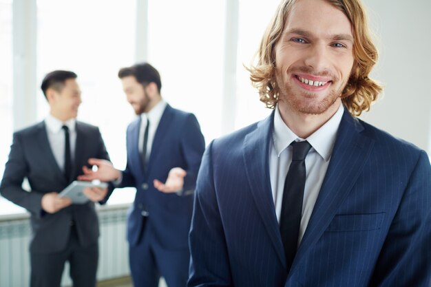 Primer plano de trabajador sin afeitar sonriendo