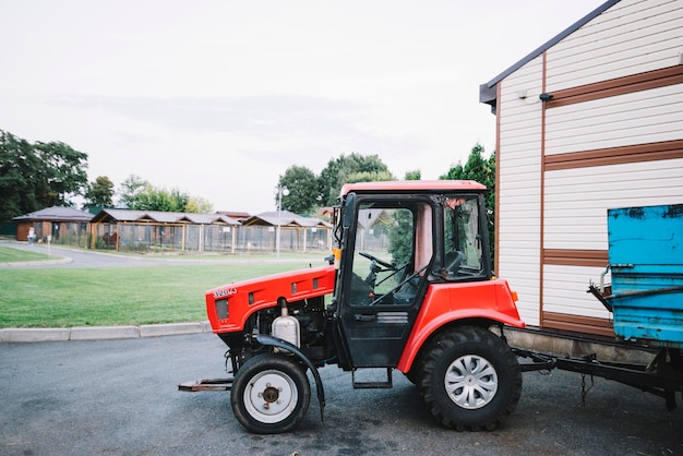 Primer plano de tractor en el campo