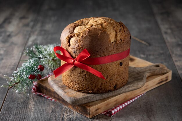 Primer plano del tradicional panettone navideño en la mesa de madera