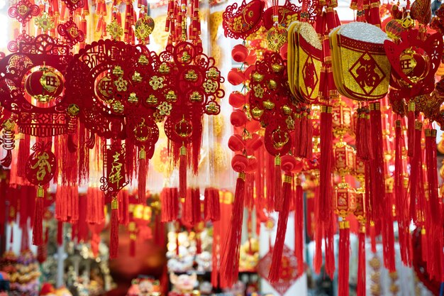 Primer plano de las tradicionales decoraciones chinas del Año Nuevo colgando en un mercado