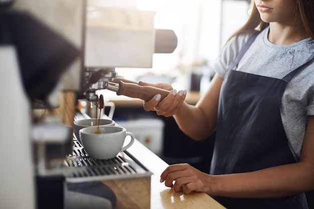 Primer plano de tragos de espresso que se vierten en tazas Delicioso café para comenzar el día