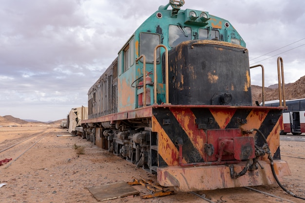 Primer plano de un tren en un desierto bajo un cielo nublado