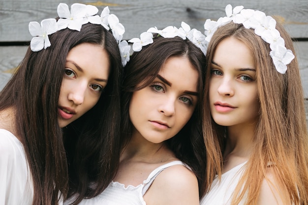 Foto gratuita primer plano de tres adolescentes atractivas con coronas florales