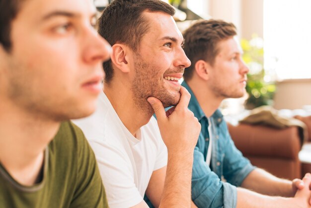 Primer plano de tres amigos en casa